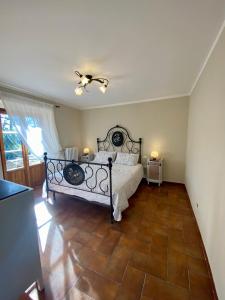 um quarto com uma cama e piso em madeira em Casale Il Tiglio em Anghiari