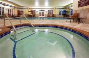 uma grande piscina num quarto de hotel em Homewood Suites New Brighton em Roseville