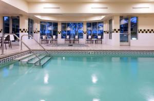 ein Pool mit blauem Wasser in einem Gebäude in der Unterkunft Hilton Garden Inn Minneapolis Saint Paul-Shoreview in Shoreview