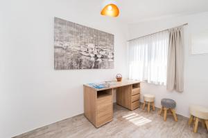 ein Büro mit einem Schreibtisch und Stühlen in einem Zimmer in der Unterkunft Vila Zara in Nin