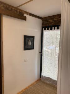 Gong Faház - Eger في إغير: باب منزلق في غرفة ذات جدار أبيض