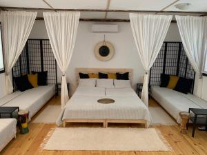 1 dormitorio con 1 cama y 2 ventanas en Gong Faház - Eger en Eger