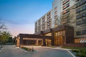 un bâtiment avec un parking en face de celui-ci dans l'établissement DoubleTree by Hilton St. Paul, MN, à Saint Paul