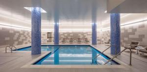 una piscina con columnas azules en el vestíbulo del hotel en Embassy Suites By Hilton Minneapolis Downtown Hotel, en Minneapolis