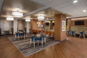 - une salle à manger avec des tables et des chaises dans l'établissement DoubleTree by Hilton St. Paul, MN, à Saint Paul