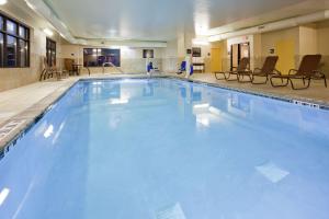 una gran piscina de agua azul en Hampton Inn & Suites Minneapolis West/ Minnetonka en Minnetonka