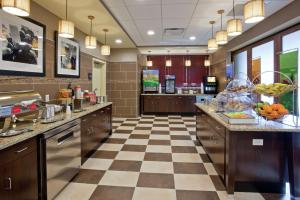 ミネトンカにあるHampton Inn & Suites Minneapolis West/ Minnetonkaのチェッカーフロアの広いキッチン