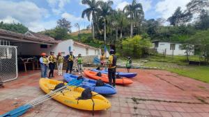 a group of people standing around a group of kayaks at Cabaña milenio 1 in Moniquirá