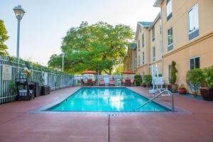 Hampton Inn & Suites New Orleans/Elmwood في Harahan: مسبح امام مبنى