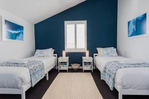 מיטה או מיטות בחדר ב-Midd's on the Beach - luxury beach front apartment