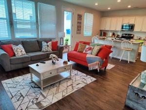 Sala de estar con 2 sofás y mesa en Golf Resort, Beach, Entire House en Myrtle Beach