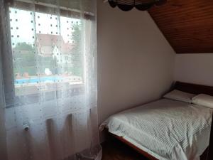 Veliki BorakにあるBig Borakのベッドルーム1室(ベッド1台、景色を望む窓付)
