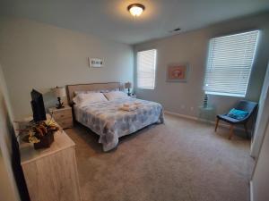 um quarto com uma cama e uma televisão em Golf Resort, Beach, Entire House em Myrtle Beach