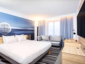 Un pat sau paturi într-o cameră la Hotel Novotel Brussels Off Grand Place