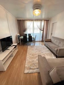 巴纽Bel appartement proche Paris métro 4的带沙发、电视和桌子的客厅