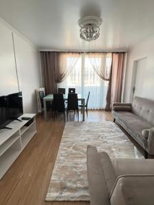 巴纽Bel appartement proche Paris métro 4的客厅里有一张沙发和一张桌子。 更多7张照片