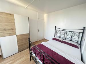 巴纽Bel appartement proche Paris métro 4的卧室配有黑白床。