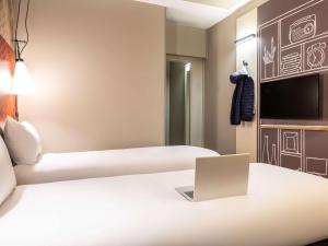 TV a/nebo společenská místnost v ubytování ibis Hotel Brussels off Grand'Place