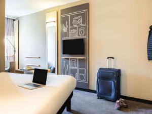 TV a/nebo společenská místnost v ubytování ibis Hotel Brussels off Grand'Place