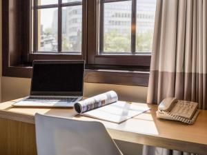 TV a/nebo společenská místnost v ubytování ibis Hotel Brussels off Grand'Place