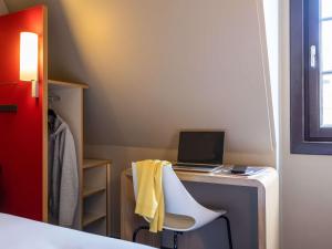 TV a/nebo společenská místnost v ubytování ibis Hotel Brussels off Grand'Place