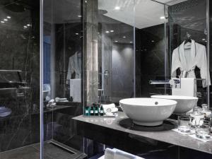 bagno con lavandino e doccia di Sofitel Athens Airport ad Atene