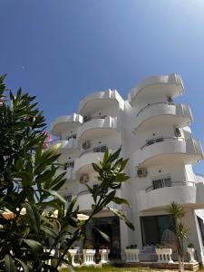 um edifício com varandas ao lado em Hotel Belle Vue em Ksamil