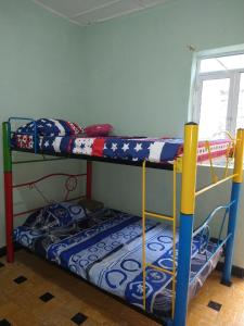 a bedroom with two bunk beds in a room at Acogedor apartamento en Buga in Buga