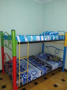 a bunk bed room with two bunk beds at Acogedor apartamento en Buga in Buga