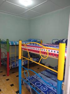 a room with two bunk beds in a room at Acogedor apartamento en Buga in Buga