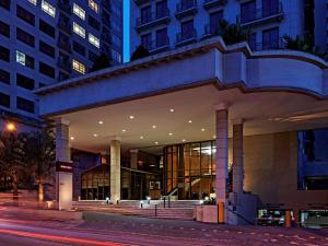 a building on a city street at night at Mercure Sao Caetano do Sul in São Caetano do Sul