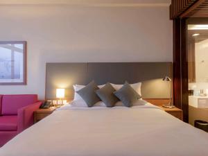 Postel nebo postele na pokoji v ubytování Novotel Nha Trang