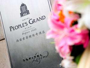 un primer plano de un cartel con una flor rosa en Sofitel Legend People's Grand Hotel Xi'an en Xi'an