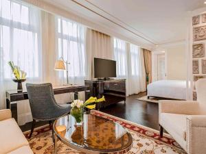 - un salon avec un lit et une chambre avec une table dans l'établissement Sofitel Legend People's Grand Hotel Xi'an, à Xi'an
