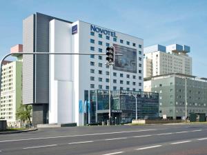 un semáforo frente a un edificio en Novotel Lodz Centrum, en Łódź