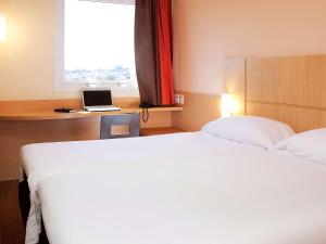 ibis Ourinhos客房内的一张或多张床位