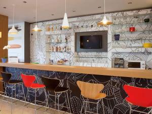 ibis Ourinhos酒廊或酒吧区