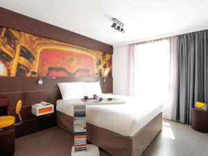 - une chambre avec un lit orné d'une peinture murale dans l'établissement ibis Styles Montpellier Centre Comedie, à Montpellier