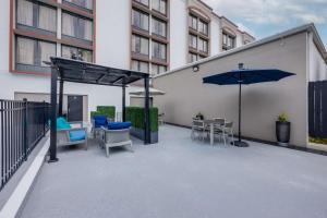 a patio with chairs and tables and umbrellas at Best Western PLUS Downtown/Music Row in Nashville