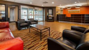 uma sala de espera com cadeiras de couro e uma mesa em Best Western Blairmore em Saskatoon