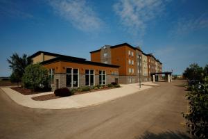 una strada vuota di fronte a un edificio di Best Western Blairmore a Saskatoon