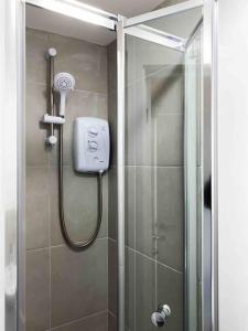 Phòng tắm tại Modern flat near train station with free parking +22 ảnh