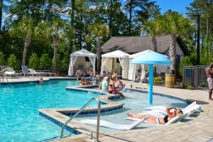 un grupo de personas en una piscina en Sun Outdoors - Myrtle Beach, en Conway