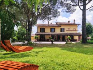 una vista exterior de una casa con patio en Villa Tuscan Prestige 25 ospiti Piscina Jacuzzi, en La Croce