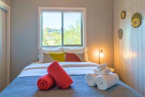 een slaapkamer met een bed met twee knuffels erop bij Perfect Getaway withAmazing Views at Joshua Tree home in Yucca Valley