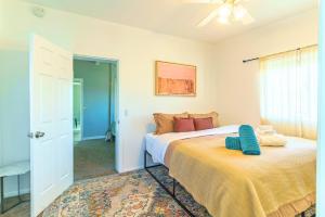 1 dormitorio con 2 camas y ventana en Perfect Getaway withAmazing Views at Joshua Tree home, en Yucca Valley