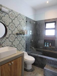a bathroom with a toilet and a sink and a tub at Casa Zen en Lo de Marcos in Lo de Marcos
