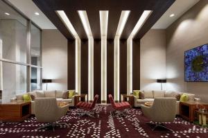 un vestíbulo con una sala de espera con sillas y sofás en Hilton Garden Inn Downtown Dallas, en Dallas