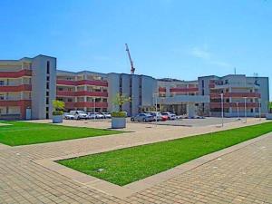 ein Parkplatz vor einem großen Gebäude in der Unterkunft Executive apartment - Sandton in Johannesburg