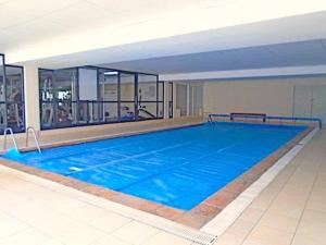 ein großer blauer Pool in einem Gebäude in der Unterkunft Executive apartment - Sandton in Johannesburg